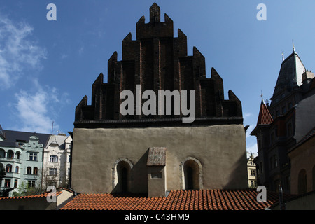 Die abgestufte gemauerten Giebel der Alte Neue Synagoge oder Staronova Synagoga auch Altneuschul im Jahre 1270 im gotischen Stil in Josefov und das jüdische Viertel in Prag in der Tschechischen Republik abgeschlossen Stockfoto