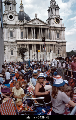 Crowd-Szene vor der St. Pauls Cathedral sitzen in Liegestühlen warten und bereit, die Hochzeit von Prinz Charles und Diana anzeigen Stockfoto