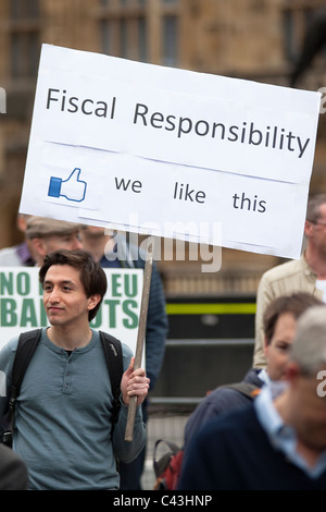 Ein Demonstrant, Demonstration zur Unterstützung der Regierung Kürzungen, hält ein Facebook-Motto-Plakat. Stockfoto