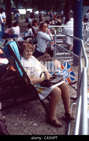 Royalistische Ventilator sitzt auf Liegestuhl in Pall Mall, die britische Flagge Prinz Charles Princess Diana ansehen Hochzeit Stockfoto