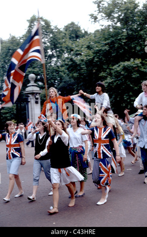 Prinzessin Diana und Prinz Charles Prinzenhochzeit-Fans auf der Pall Mall in 1981 Stockfoto