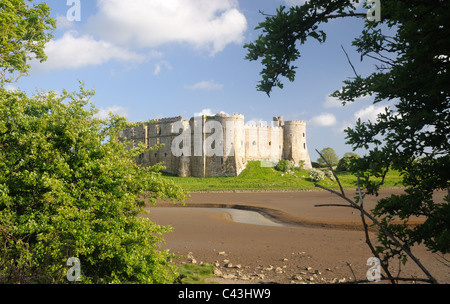 Die Ruinen von Carew Castle aus dem ganzen Flusses Carew, in der Nähe des Dorfes Carew, Pembrokeshire, Wales Stockfoto