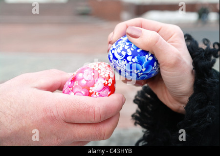 Ostereier in Männer- und weiblichen Geschlechtes Hände, Moskau, Russland Stockfoto