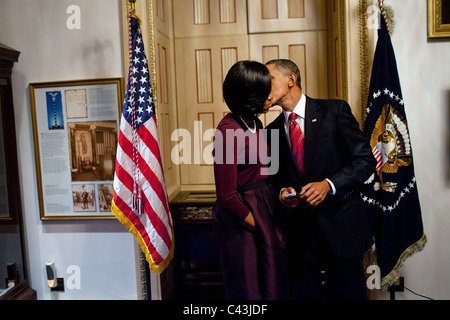 Präsident Barack Obama küsst First Lady Michelle Obama Stockfoto