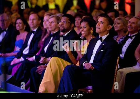 Präsident Barack Obama und First Lady Michelle Obama hören, wie Gladys Knight während des Abendessens Gouverneure führt Stockfoto