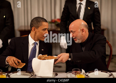 Präsident Hamid Karzai plaudert mit Präsident Barack Obama während des Starts des Abendessens im Präsidentenpalast in Kabul Stockfoto