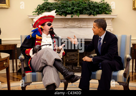 Präsident Barack Obama mit Redenschreiber Cody Keenan, gekleidet wie ein Pirat für ein Oval Office Stockfoto