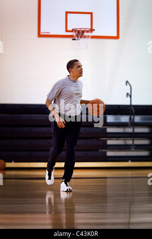 Präsident Barack Obama spielt Basketball in Fort McNair am 9. Mai 2009. Stockfoto