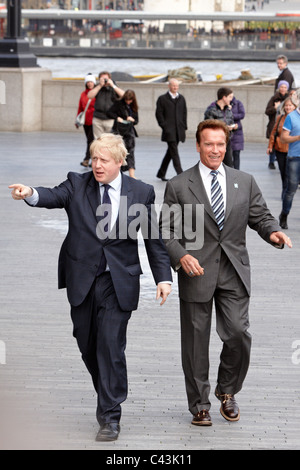 Arnold Schwarzenegger und Boris Johnston Fahrt Leihfahrräder in der Nähe von City Hall, London. Stockfoto