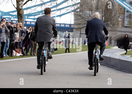 Arnold Schwarzenegger und Boris Johnston Fahrt Leihfahrräder in der Nähe von City Hall, London. Stockfoto