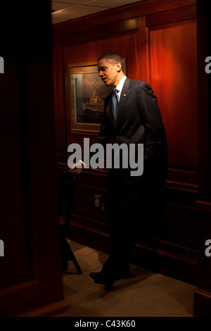 Präsident Barack Obama plaudert mit Journalisten in einem Speisesaal befindet sich in der White House Marine Messe 21. Mai 2009. Stockfoto