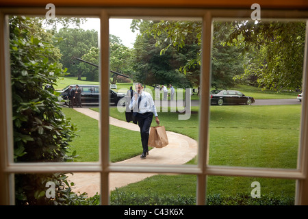 Präsident Barack Obama kehrt zum Oval Office nach gehen auf einen Hamburger für Westflügel Mitarbeitern und Helfern ausgeführt Stockfoto