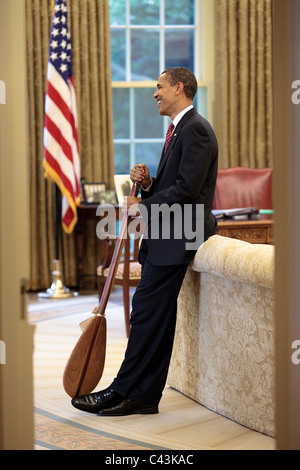 Präsident Barack Obama steht im Oval Office mit einem hawaiianischen Paddel, die ihm, als Geschenk von Chef Allen Wong gegeben wurde Stockfoto