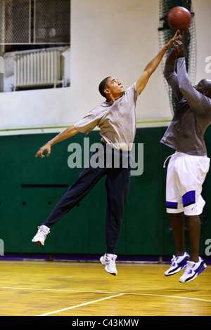 Präsident Barack Obama spielt Basketball mit persönlichen Adjutanten Reggie Love Stockfoto