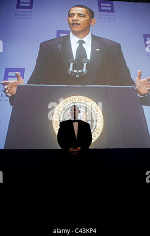 Ein United States Secret Service-Agent wacht über die Menge, als Präsident Barack Obama liefert Bemerkungen Menschenrechte Abendessen Stockfoto