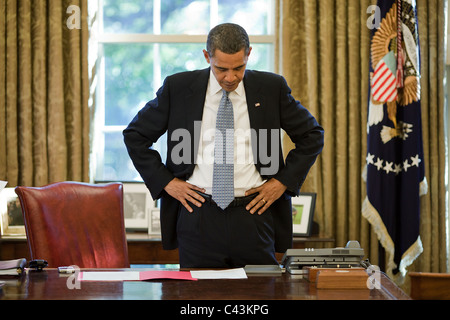 Präsident Barack Obama liest ein Dokument in einer Pause zwischen Anrufe im Oval Office, 13. Oktober 2009. Stockfoto