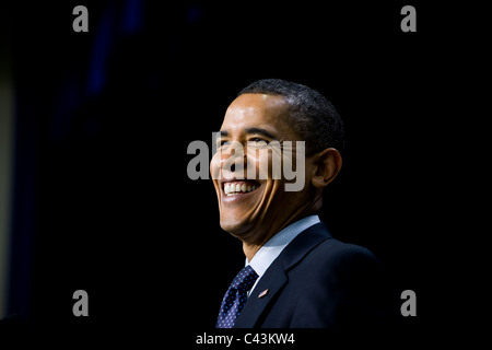 Präsident Barack Obama lächelt während der Bekanntgabe einer neuen landesweiten Kampagne zur Förderung von Exzellenz in Wissenschaft, Technologie Stockfoto
