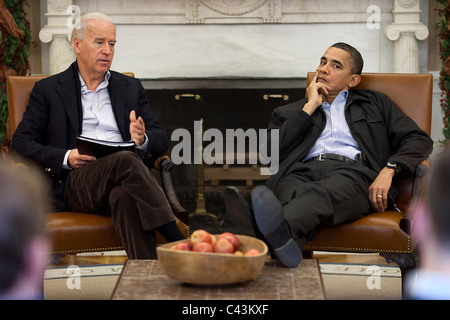 Präsident Barack Obama und Vize-Präsident Joe Biden Treffen mit leitenden Mitarbeitern und Mitgliedern des Wirtschaftsteam im Oval Office Stockfoto