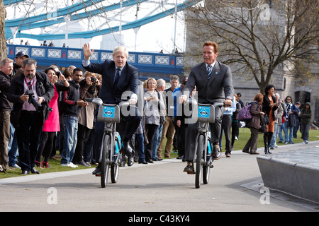 Arnold Schwarzenegger und Boris Johnston Fahrt Leihfahrräder in der Nähe von City Hall, London. Stockfoto