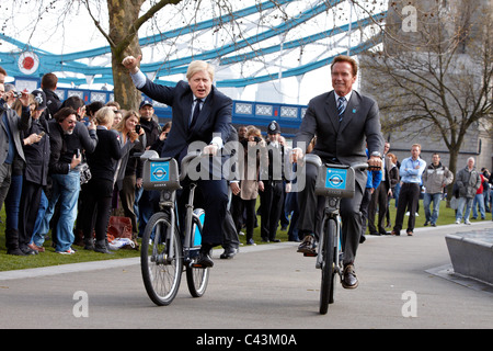 Arnold Schwarzenegger und Boris Johnston Fahrt Leihfahrräder in der Nähe von City Hall, London. Stockfoto