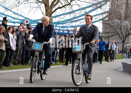 Arnold Schwarzenegger und Boris Johnston Fahrt Leihfahrräder in der Nähe von City Hall, London. Stockfoto