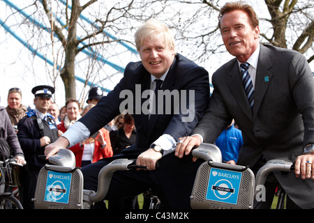 Arnold Schwarzenegger und Boris Johnston Fahrt Leihfahrräder in der Nähe von City Hall, London. Stockfoto