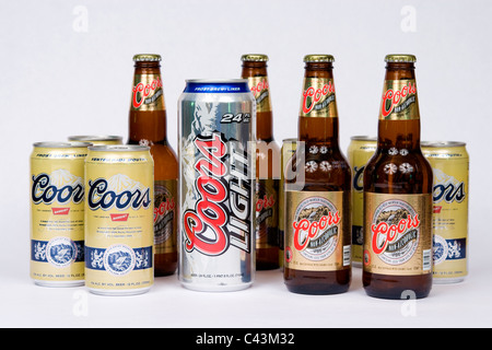 Coors Bier und Coors light Flaschen und Dosen. Stockfoto