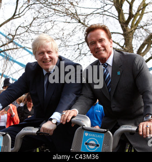 Arnold Schwarzenegger und Boris Johnston Fahrt Leihfahrräder in der Nähe von City Hall, London. Stockfoto