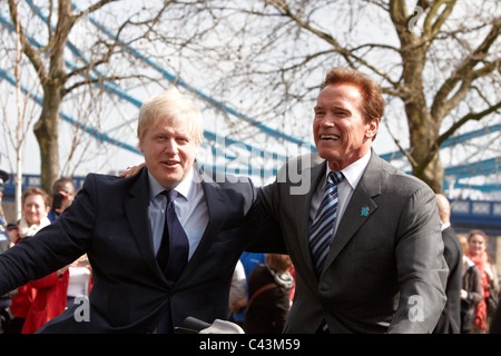 Arnold Schwarzenegger und Boris Johnston Fahrt Leihfahrräder in der Nähe von City Hall, London. Stockfoto