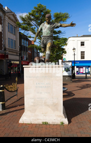 Eine Statue von Duncan Edwards im Stadtzentrum von Dudley Stockfoto