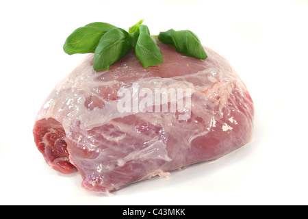 rohes Schweinefleisch Nuss mit Basilikum auf weißem Hintergrund Stockfoto