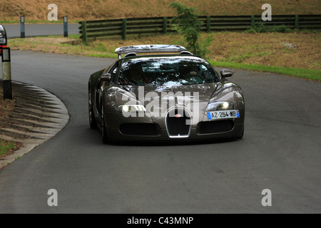 Ein Bugatti Veyron racing auf dem Hügel in "La vie En Bleu" eine französische thematische Veranstaltung am Prescott Hill climb, Gloucestershire, UK. Stockfoto