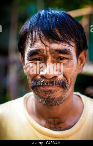 Der Mann nehmen Porträt mittags in der Nähe von kleinen Kanal in bangkok Stockfoto