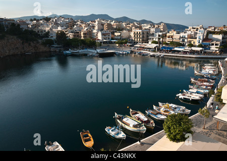 Blick hinunter auf den inneren See bei Agios Nikolaos im Osten Kreta, Griechenland Stockfoto