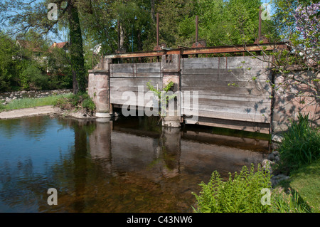 Historische alte Schleuse, Murg River, Werkskanal, Gernsbach, Schwarzwald, Baden-Württemberg, Deutschland, Europa Stockfoto