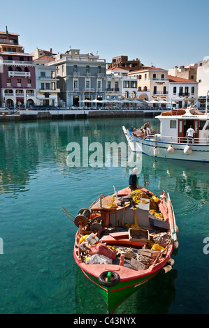 Fischer im Hafen von Agios Nikolaos im Osten Kreta, Griechenland Stockfoto