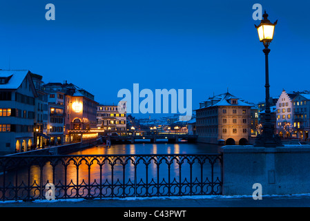 Zürich, Schweiz, Kanton Zürich, Stadt, Stadt, Altstadt, Fluss, Fluss, Limmat, am Flussufer, Häuser, Wohnungen, Brücke, Dämmerung, Lichter, ich Stockfoto