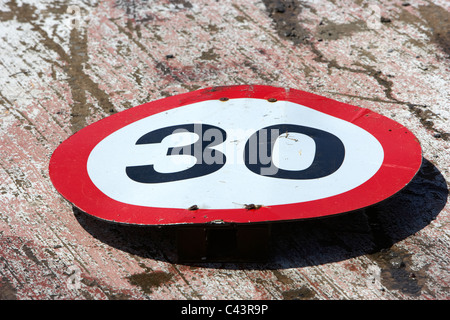 30 km/h Straße Schild Geschwindigkeitsbegrenzung abgerissen und weggeworfen im Vereinigten Königreich Stockfoto