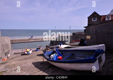 Krabben-Boote hochgezogen in Sheringham an der Nordküste von Norfolk. Stockfoto