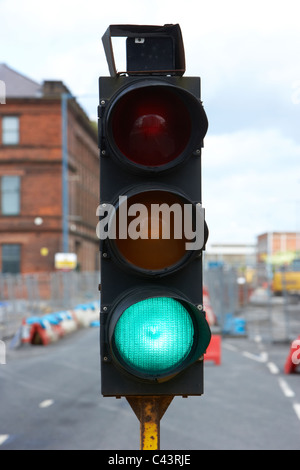 temporäre Ampel im Vereinigten Königreich zeigt grün Stockfoto