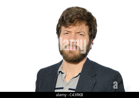 Mann mit einem Bart Schielen in Ablehnung Stockfoto