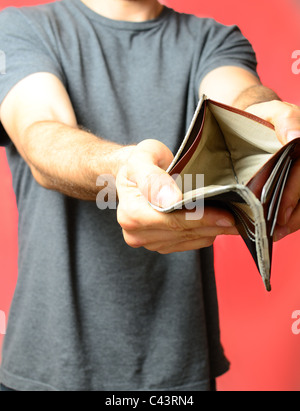 Man zeigt leere Geldbeutel Stockfoto