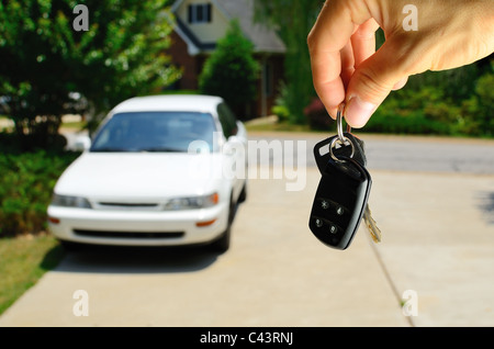 Übergabe der Schlüssel für einem gebrauchten Auto. Stockfoto