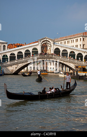 Venedig, Gondel mit Touristen mit Rialto-Brücke im Hintergrund, Italien, Europa Stockfoto