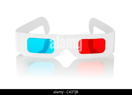 Einweg-billige Pappe 3D-Brille mit rot-Cyan-Objektive isoliert auf weiss. Stockfoto