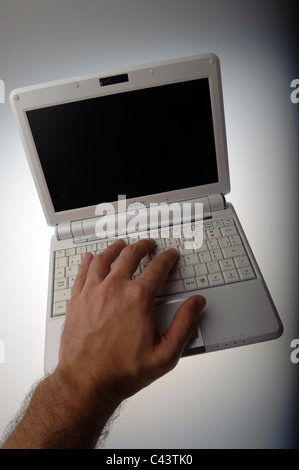 Männliche Hand mit netbook Stockfoto