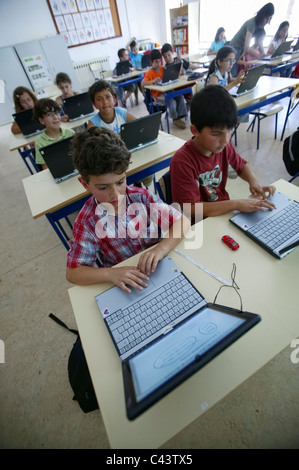 Kinder mit dem Computer im Klassenzimmer Stockfoto