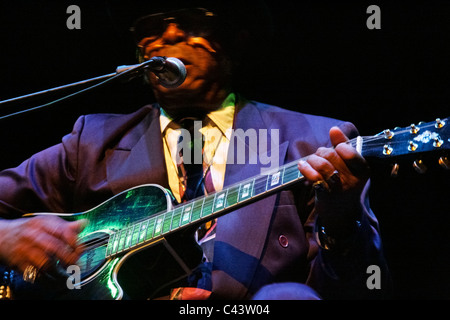 Blues-Sänger und Gitarrist Robert Belfour die live auf der Bühne, etwas verschwommen mit Bewegung für ein dynamisches Gefühl Stockfoto