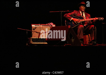 Blues-Sänger und Gitarrist Robert Belfour die live auf der Bühne Stockfoto
