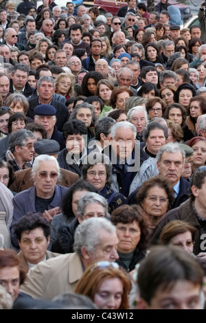 Menschenmenge vor allem älterer Menschen Stockfoto